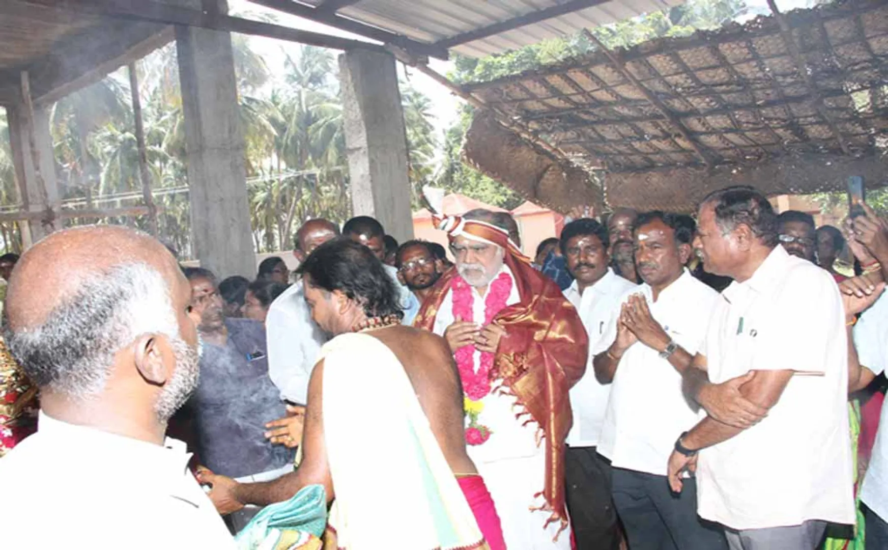 DINDIGUL TEMPLE VISIT DMK I PERIYASAMY